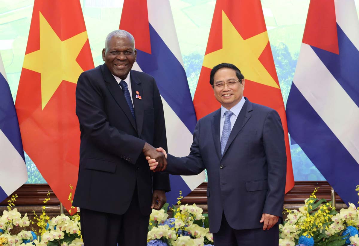 President of the Cuban National Assembly Esteban Lazo Hernandez met with Politburo member and Prime Minister Pham Minh Chinh. Photo: Hai Nguyen