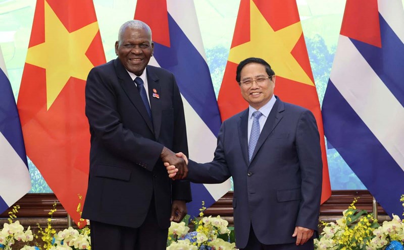 President of the Cuban National Assembly Esteban Lazo Hernandez met with Politburo member and Prime Minister Pham Minh Chinh. Photo: Hai Nguyen