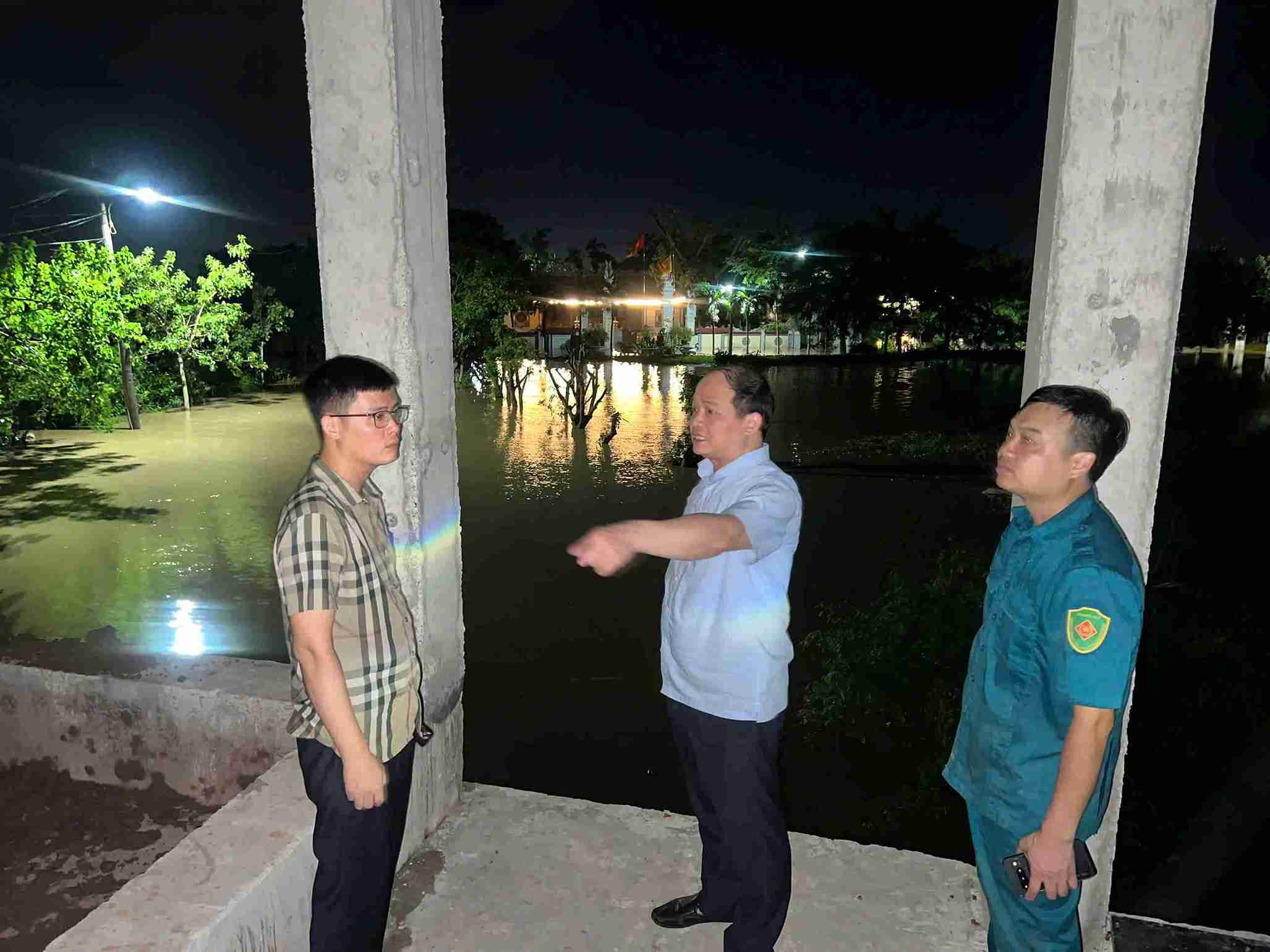 Luc luong chuc nang phuong Hai Duong (TP Hai Phong) kiem tra cao diem phong, chong lu song Thai Binh. Anh: Quoc Tung
