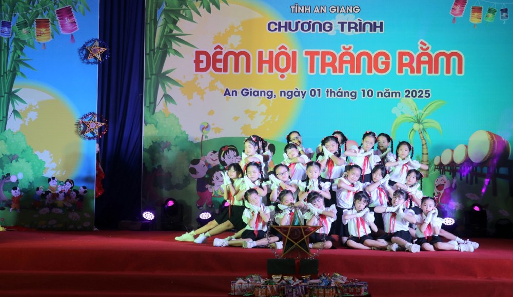Bieu dien nhieu tiet muc van nghe tai chuong trinh. Anh: Nam Phuong