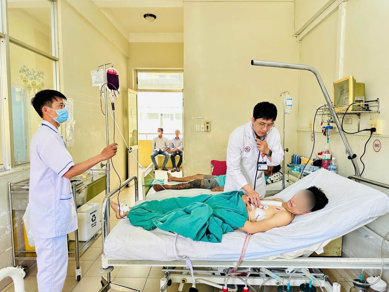 Nam benh nhan bi vo tim sau tai nan giao thong dang phuc hoi sau phau thuat. Anh: Benh vien da khoa Khanh Hoa