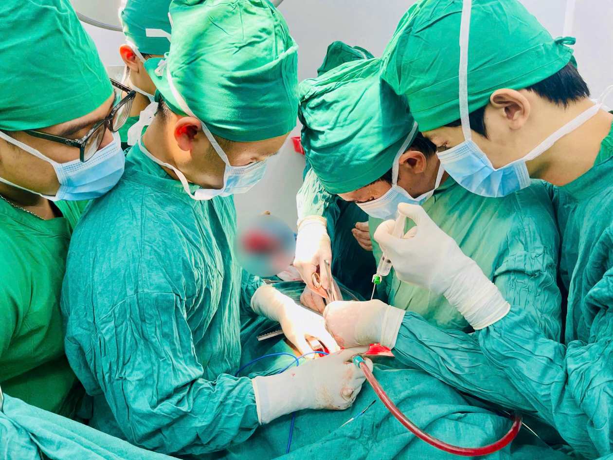 Doctors at Khanh Hoa General Hospital are trying to save a patient with a broken heart after a traffic accident. Photo: Khanh Hoa General Hospital