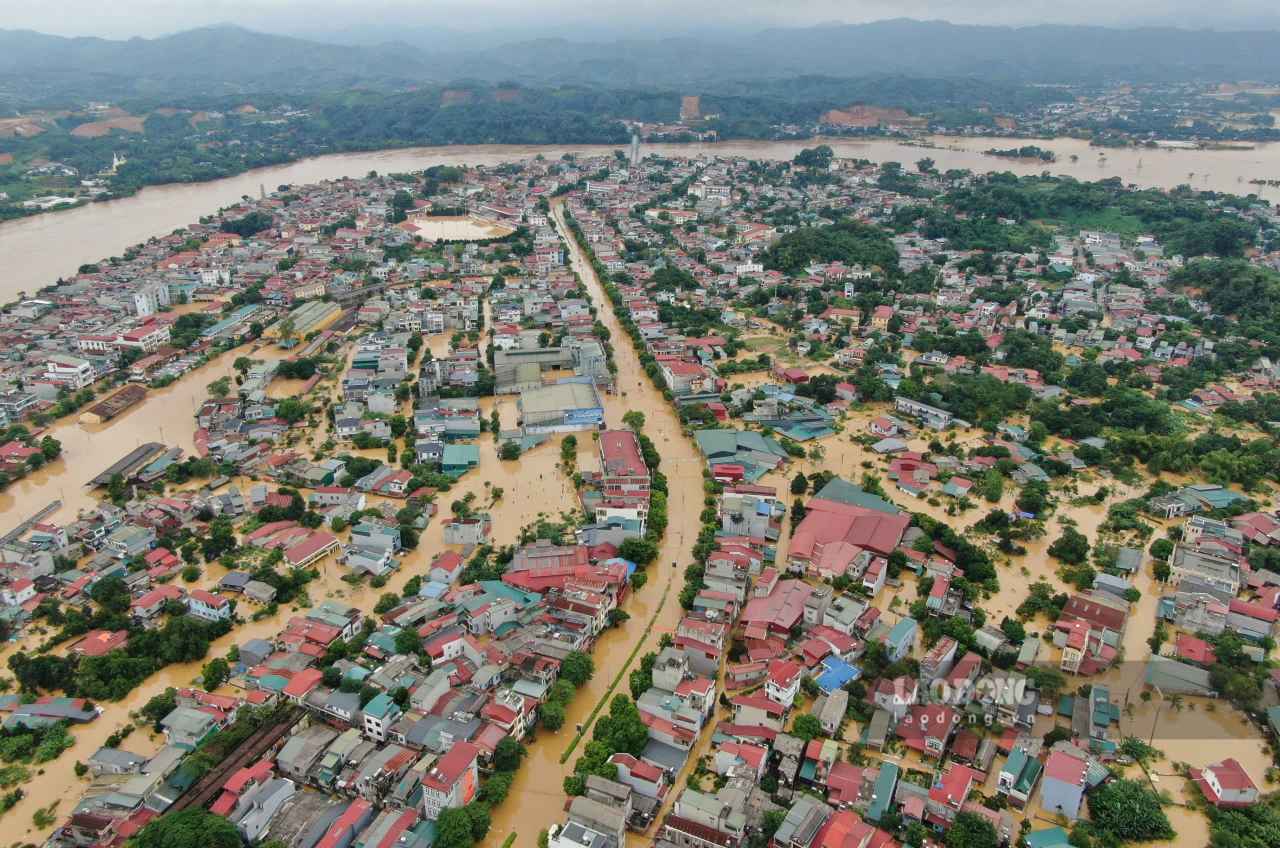 Nhieu tuyen duong bi ngap sau, nhieu tai san bi nhan chim duoi dong nuoc lu o Lao Cai. Anh: Van Duc
