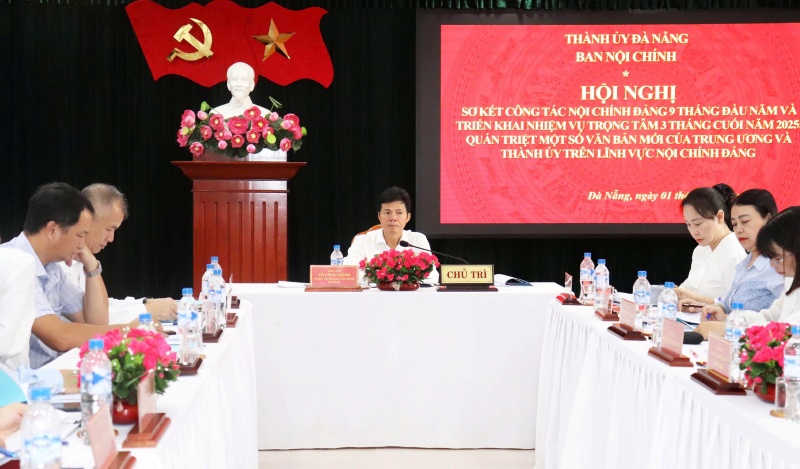 Ong Vo Cong Chanh, Uy vien Ban Thuong vu Thanh uy, Truong Ban Noi chinh Thanh uy, Pho Truong Ban Thuong truc Ban Chi dao phong, chong tham nhung, lang phi, tieu cuc thanh pho chu tri hoi nghi. Anh: Thanh uy Da Nang