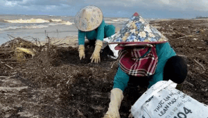 After storm No. 10, tons of garbage appeared at Nhat Le beach in Quang Tri. Photo: Cong Sang