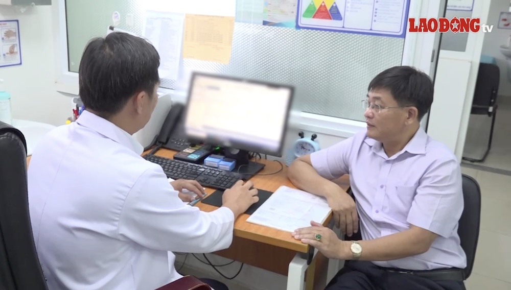 Bac si thuc hien Benh an dien tu kham benh cho nguoi dan o Benh vien Hoa Hao - Medic Can Tho. Anh: So Y te Can Tho.