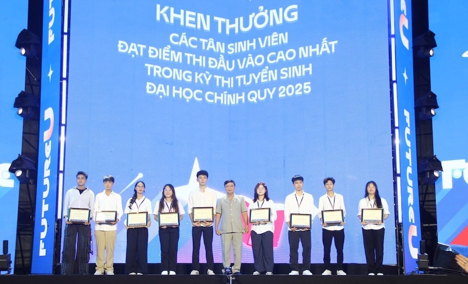Truong Dai hoc Thang Long da vinh danh va khen thuong truc tiep 10 tan sinh vien K38 xuat sac nhat. Anh: Van Trang