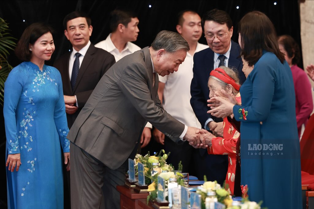 Tong Bi thu tham hoi Ba me Viet Nam Anh Hung. Anh: Hai Nguyen