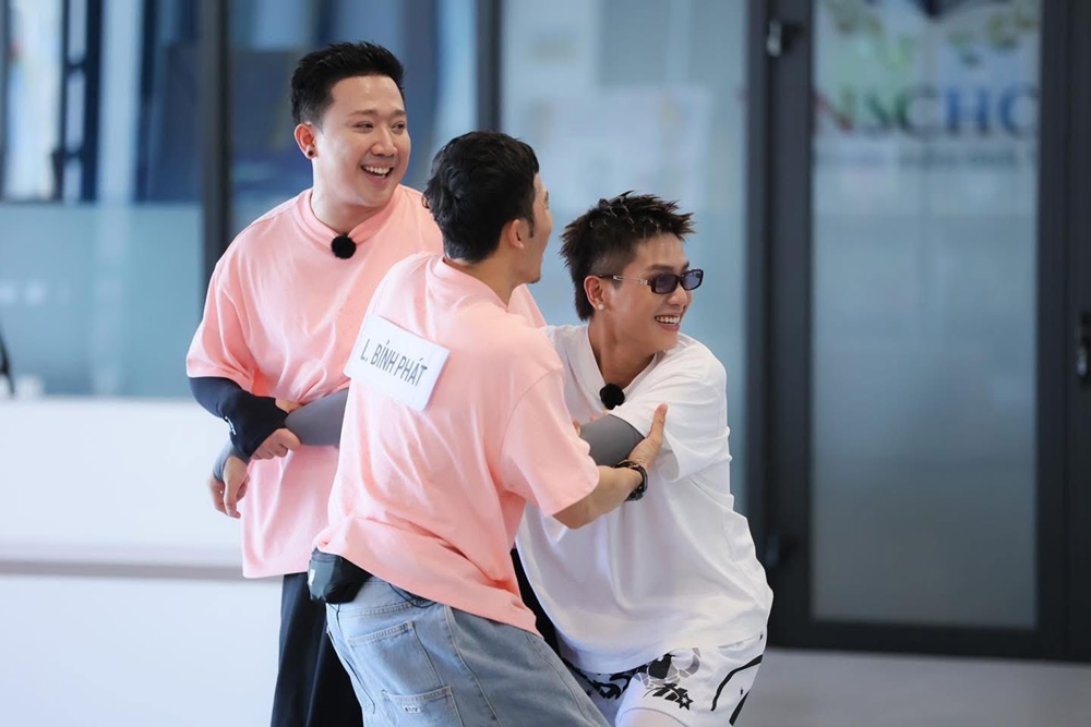 Quan A.P bi xe rach ao du moi chi bat dau chuong trinh. Anh: Nha san xuat
