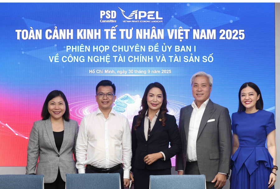 Lanh dao Van phong Ban IV va cac dai bieu du phien hop. Anh Minh Thao
