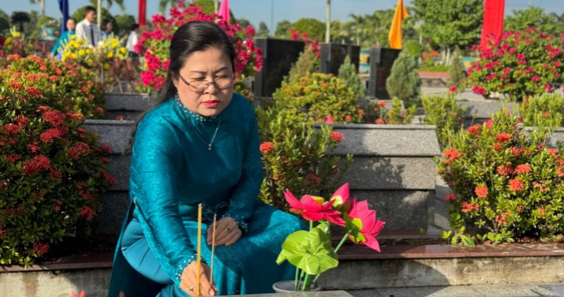 Ba Nguyen Thi Minh Trang – Uy vien Ban Thuong vu Tinh uy, Truong Ban Tuyen giao va Dan van Tinh uy Vinh Long thap huong tuong niem liet si. Anh: Hoang Loc