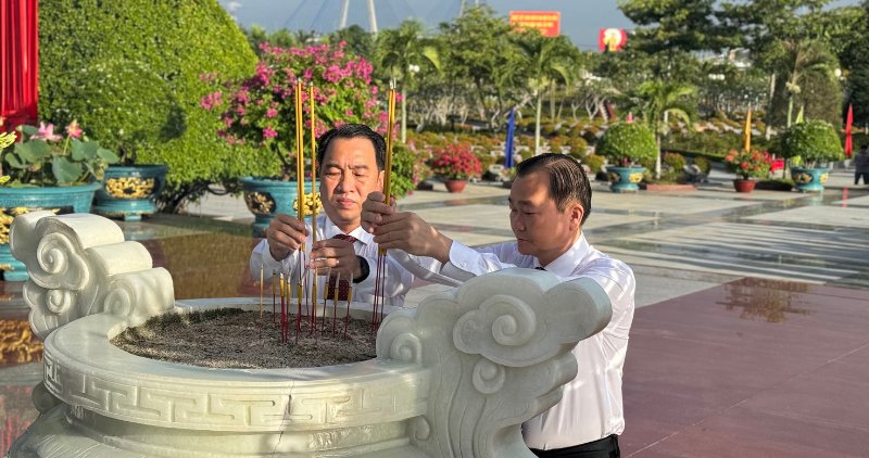 The delegation attending the 1st Vinh Long Provincial Party Congress solemnly visited, offered flowers and burned incense to commemorate the heroic martyrs. Photo: Hoang Loc