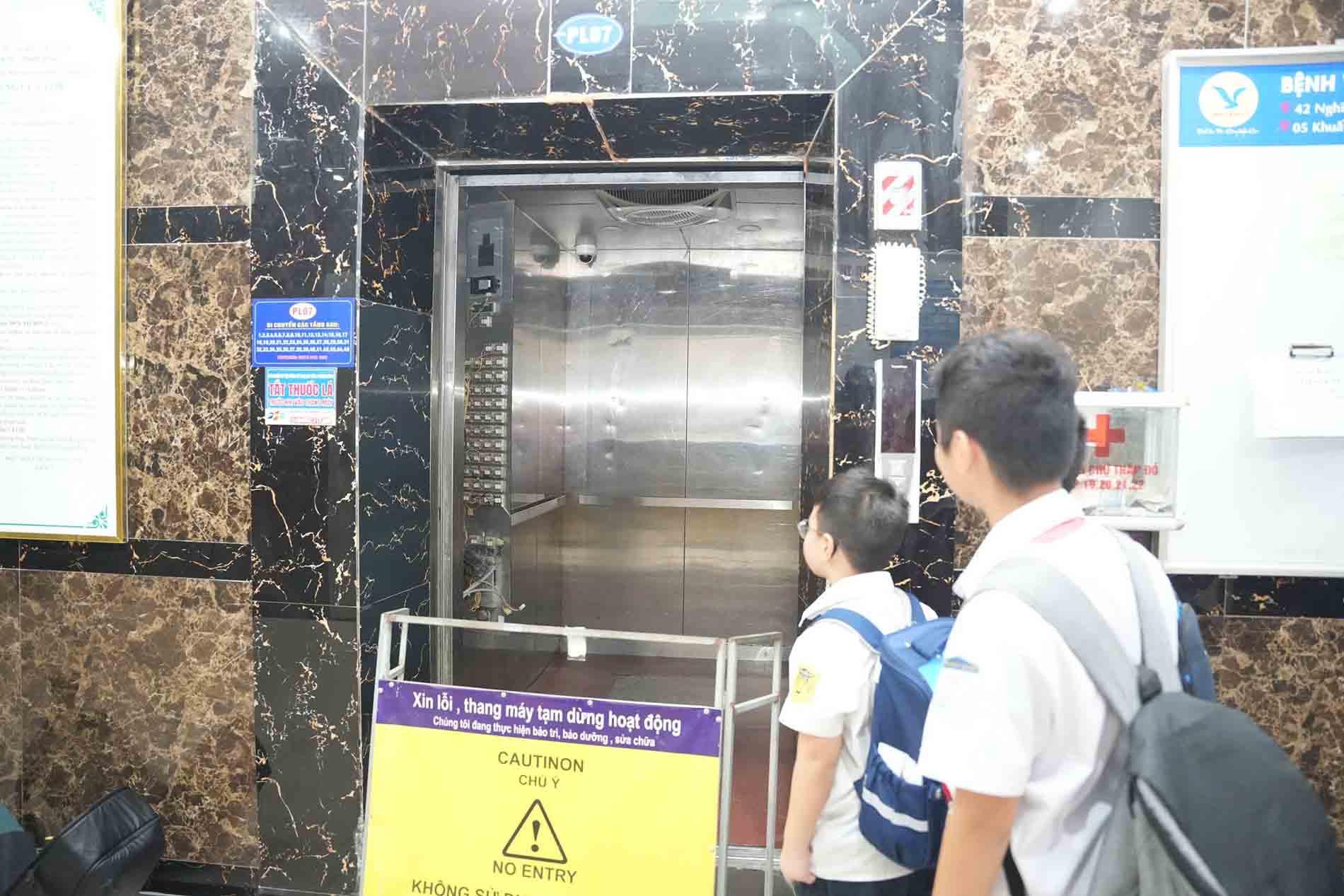 Thang may so 7 cua toa nha tam dung hoat dong de sua chua, ngay 30.9. Anh: Chanh Tien