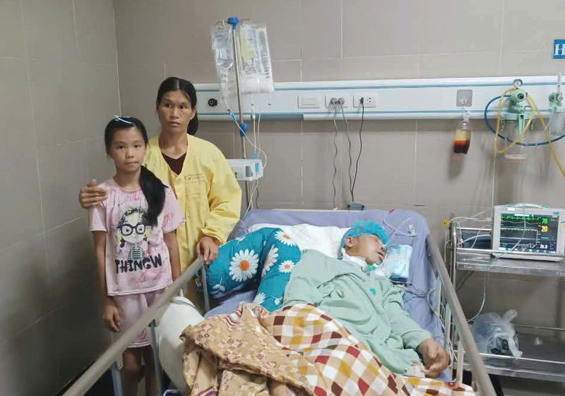Father had an accident, family was in difficulty, female student Nong Quynh Tho is at risk of having her studies unfinished. Photo: Provided by the school