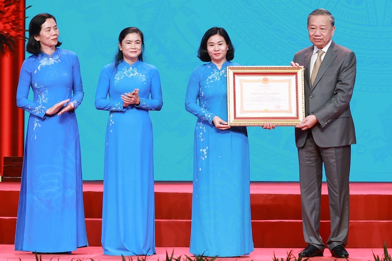또 람 총서기가 베트남 여성 연합에 1급 노동 훈장을 수여하고 있습니다. 사진: 응우옌 하이