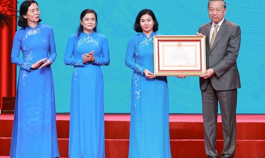 Tổng Bí thư Tô Lâm trao Huân chương Lao động hạng Nhất  cho Hội LHPN Việt Nam. Ảnh: Nguyễn Hải