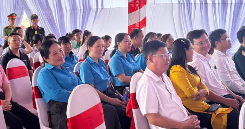 Cong nhan vui mung khi du an nha o xa hoi Cong doan khoi cong, se giup ho co cho o on dinh. Anh; Hoang Loc