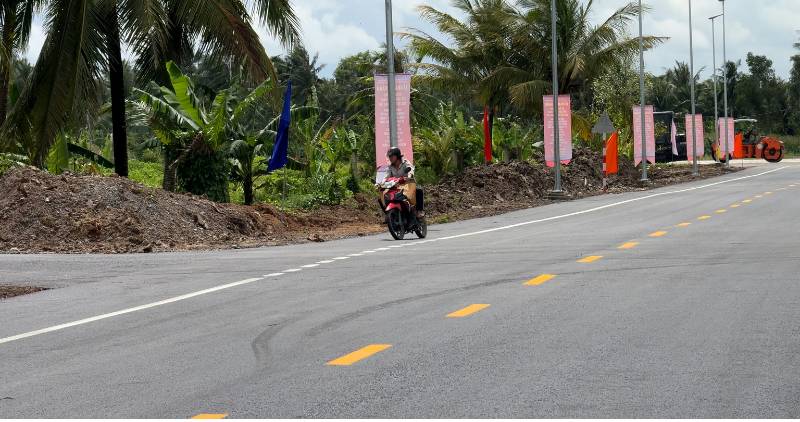 Une serie de projets ont ete lances et inaugures pour celebrer le Congres du Parti provincial de Vinh Long. Photo : Hoang Loc