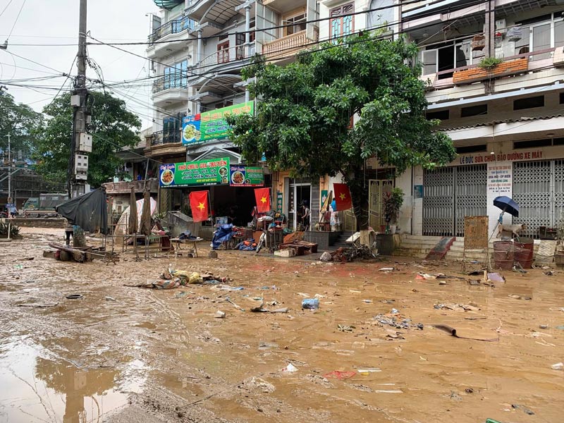 Nuoc rut la luc luong bun dat, rac thai khong lo can don dep. Anh: Cong an Cao Bang