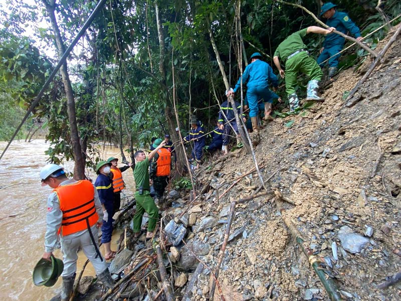 Luc luong chuc nang rat vat va khi tim kiem nhung nguoi mat tich. Anh: Bo CHQS Cao Bang
