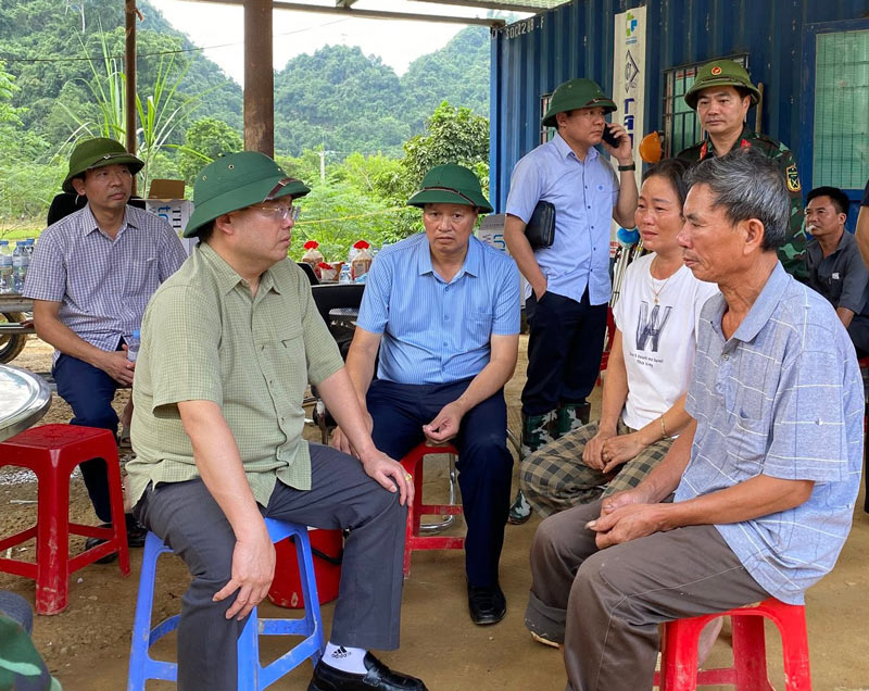 Bi thu Tinrg uy Quan Minh Cuong dong vien gia dinh cac nan nhan trong vu lu quet tai cong truong xay dung cao toc Dong Dang - Tra Linh. Anh: Bo CHQS Cao Bang