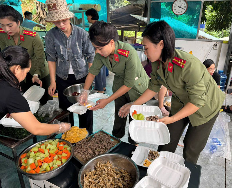 Trong lu du nguoi dan va cac can bo chien si cung nhau ho tro nguoi gap kho. Anh: Cong an Cao Bang
