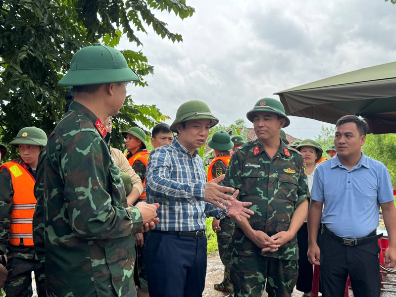 Chu tich UBND tinh Le Hai Hoa (ao ke) chi dao cong tac khac phuc hau qua mua lu. Anh: Cong an Cao Bang