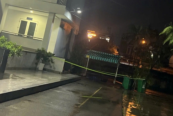 The police are blocking the investigation into the incident at the scene where the female student died. Photo: Dong Hoang