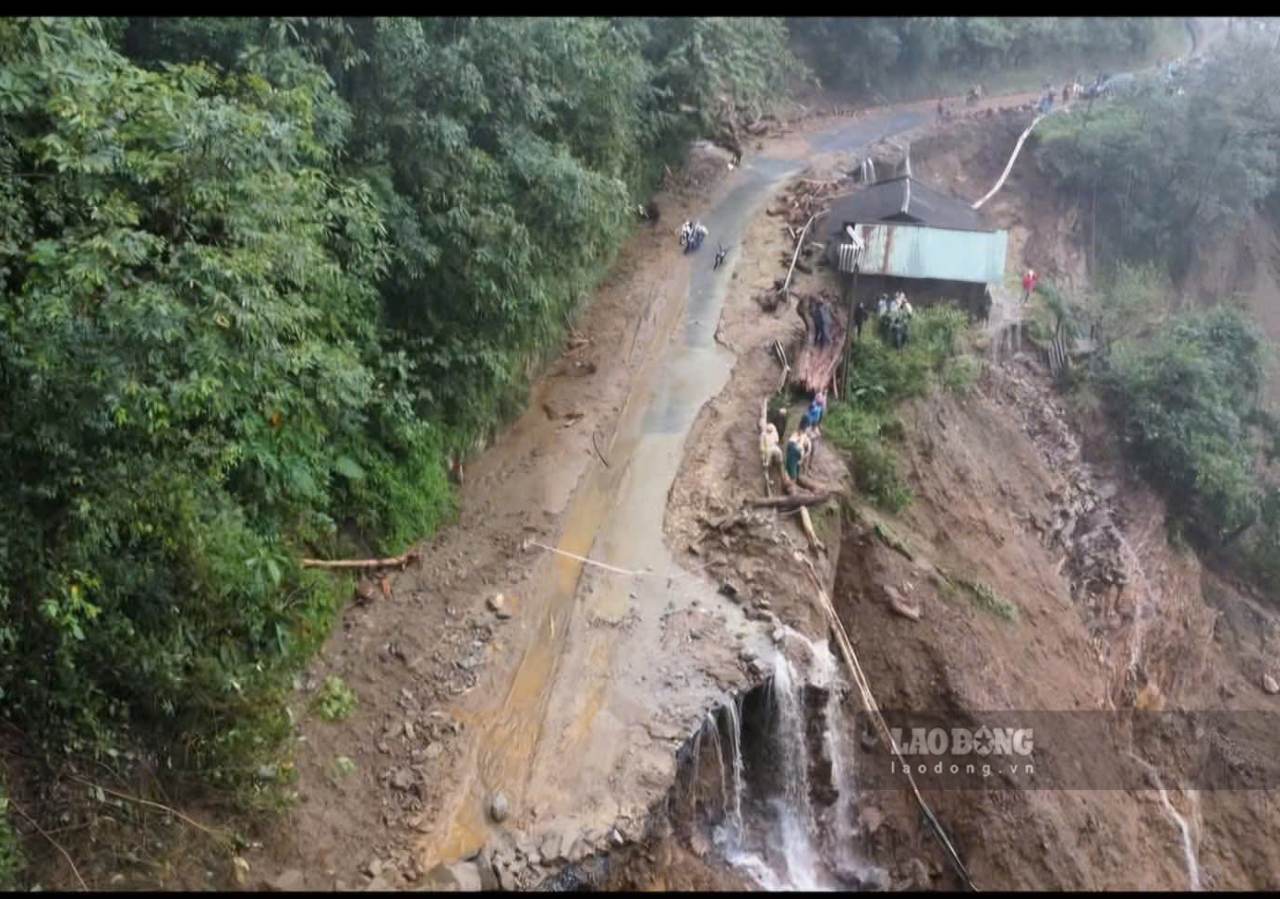 Khu vuc deo Khau Pha nhieu vi tri sat lo, nguy co sat lo khien viec khac phuc gap nhieu kho khan. Anh: Ngoc Son