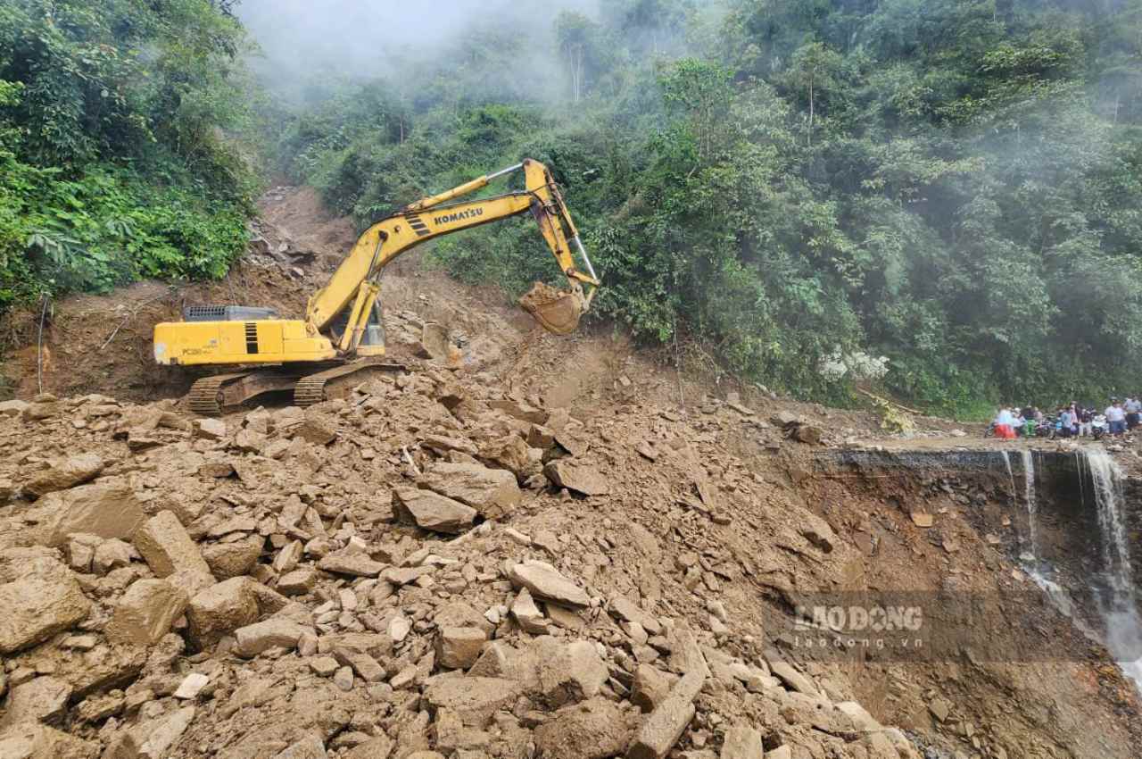 The landslide was 20m long, with a high mountain side and a deep abyss, making it difficult to overcome. Photo: Ngoc Son.