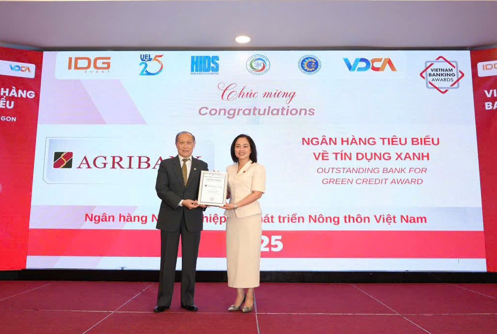 Dai dien Agribank vinh du nhan giai thuong Ngan hang tieu bieu ve Tin dung xanh. Anh: Agribank