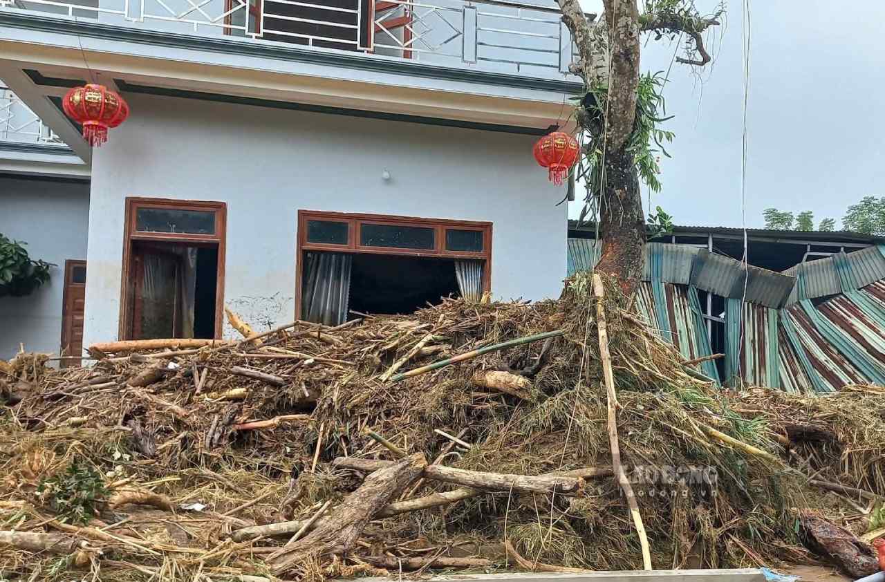 Nha cua cua nguoi dan bi con lu quet tan pha nang ne. Anh: Van Duc