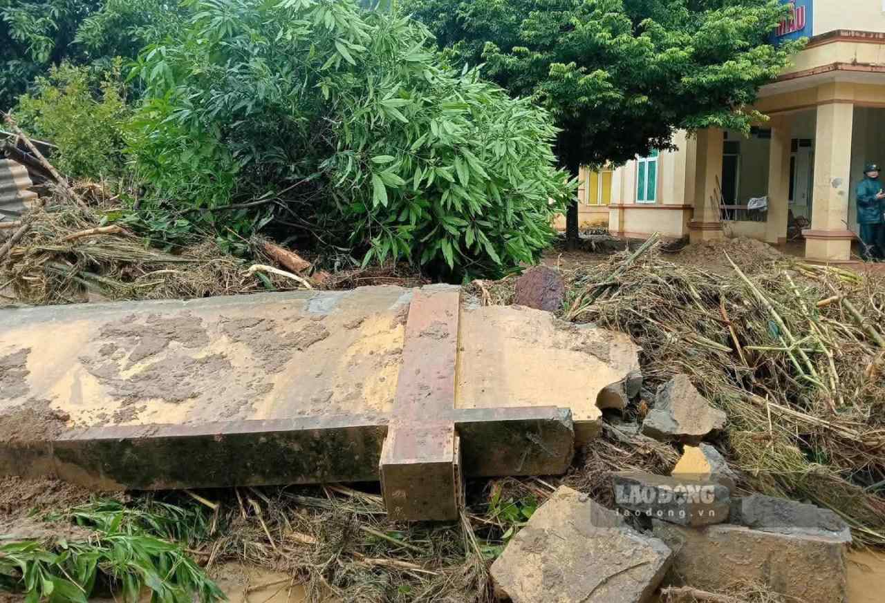 Toan bo tuong rao Tram Y te xa Viet Hong bi sap, nhieu phong kham va trang thiet bi y te chim trong nuoc lu va bun dat. Anh: Van Duc