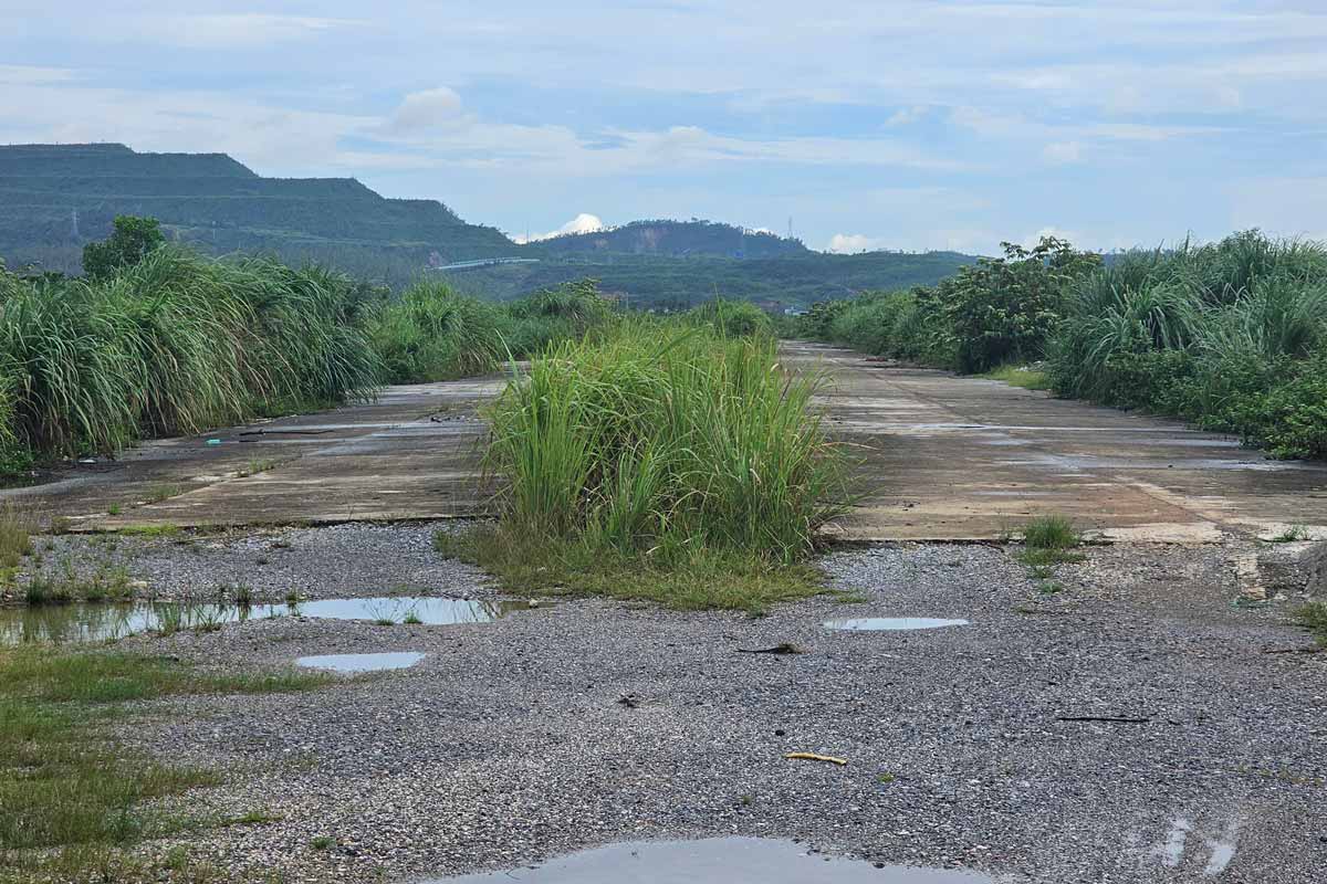 The degraded road in the Bac Cau Bang Urban Area project, Thong Nhat commune, Quang Ninh province. Photo: Doan Hung