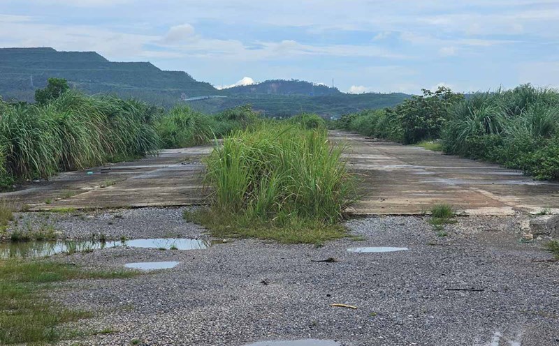 The degraded road in the Bac Cau Bang Urban Area project, Thong Nhat commune, Quang Ninh province. Photo: Doan Hung