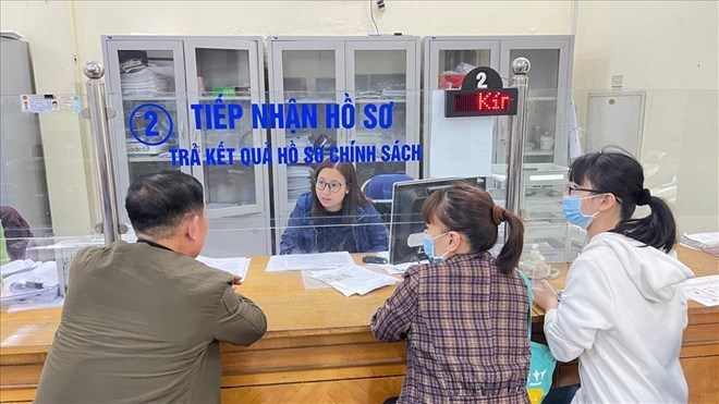 Khanh Hoa Social Insurance surveyed the level of satisfaction of people. Photo: Ha Anh