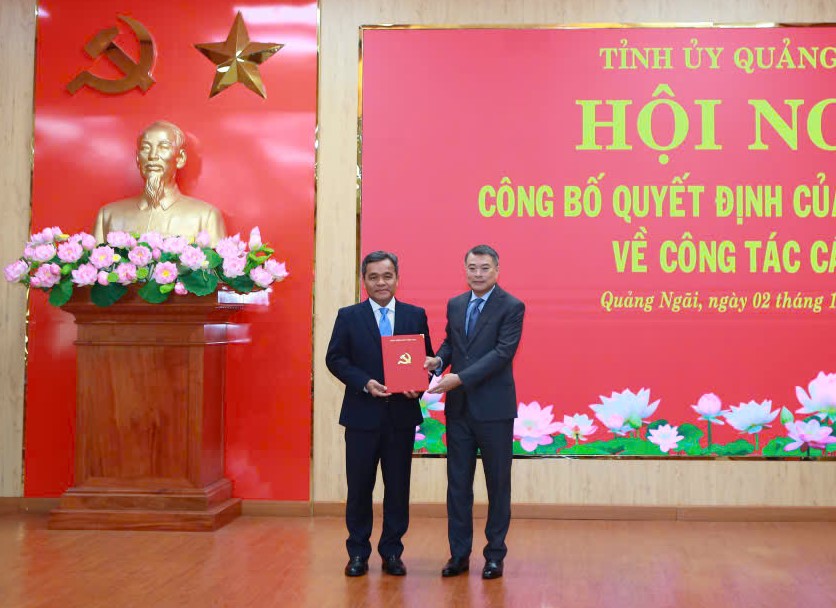 Member of the Politburo, Secretary of the Party Central Committee, Head of the Central Organization Committee Le Minh Hung presented the decision of the Politburo on the appointment of the position, assigned and appointed Mr. Ho Van Nien - Permanent Deputy Minister of Ethnic Minorities and Religions to hold the position of Secretary of the Quang Ngai Provincial Party Committee for the 2025 - 2030 term. Photo: Vien Nguyen