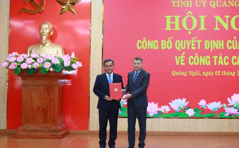 Member of the Politburo, Secretary of the Party Central Committee, Head of the Central Organization Committee Le Minh Hung presented the decision of the Politburo on the appointment of the position, assigned and appointed Mr. Ho Van Nien - Permanent Deputy Minister of Ethnic Minorities and Religions to hold the position of Secretary of the Quang Ngai Provincial Party Committee for the 2025 - 2030 term. Photo: Vien Nguyen