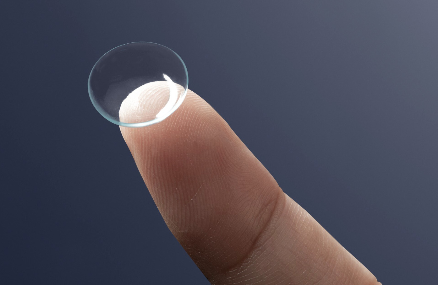 Wearing contact lenses for too long can affect your eyes. Photo: Thuy Duong