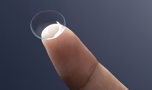 Đeo kính áp tròng thẩm mỹ quá lâu có thể ảnh hưởng đến đôi mắt. Ảnh: Thùy Dương