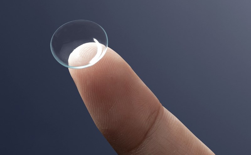Wearing contact lenses for too long can affect your eyes. Photo: Thuy Duong