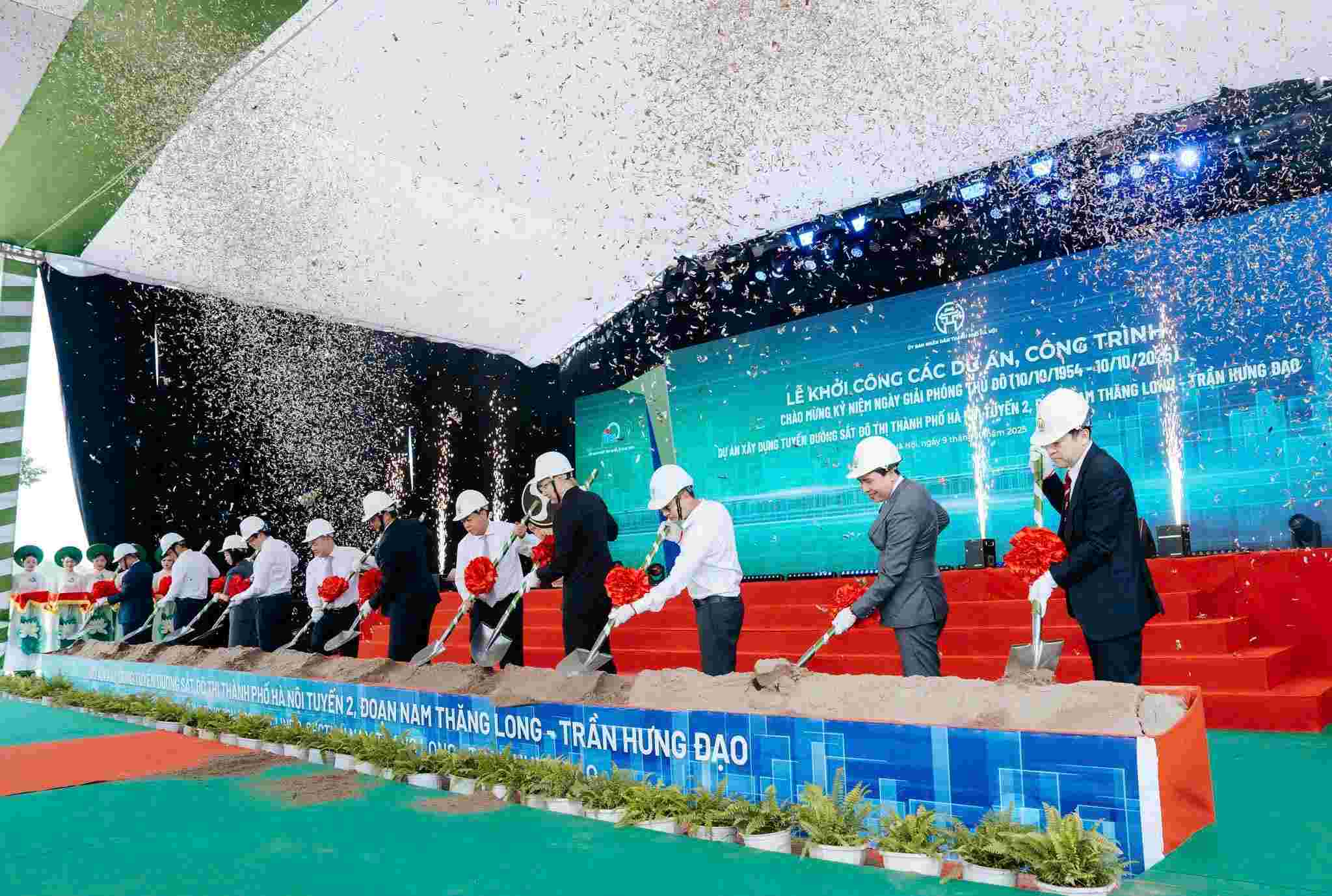 Cac dai bieu thuc hien nghi thuc khoi cong du an tuyen dưong sat do thi thanh pho Ha Nôi so 2, doan Nam Thăng Long - Tran Hưng Dao ngay 9.10. Anh: BTC cung cap