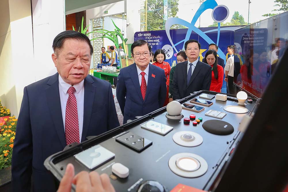 Cac lanh dao, nguyen lanh dao Dang, Nha nuoc tham du phien be mac. Anh: Tien Bin