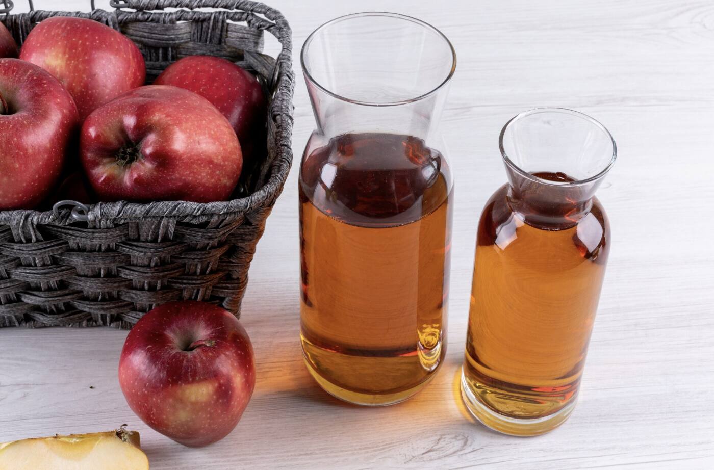 Apple cider vinegar supports sleep through weight and blood sugar. Photo: Thuy Duong