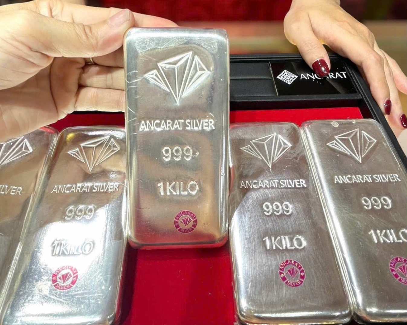 Paul Williams nhan dinh, voi vai tro “hai trong mot” - vua la kim loai cong nghiep, vua la tai san giu gia tri - bac co the dat 100 USD/ounce vao cuoi nam 2026 neu da tang hien tai tiep dien. Anh: Phuong Anh