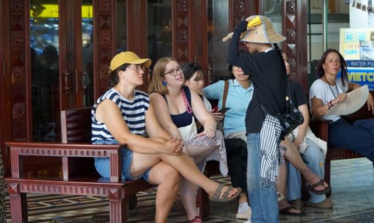 Khách quốc tế tham quan, du lịch TPHCM.  Ảnh: Thanh Chân