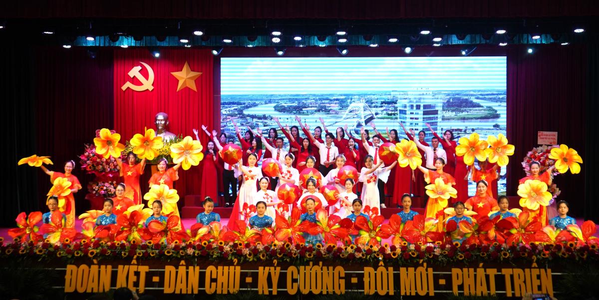 Chuong trinh van nghe chao mung Dai hoi Cong doan phuong Gia Vien lan thu nhat. Ảnh: Mai Dung
