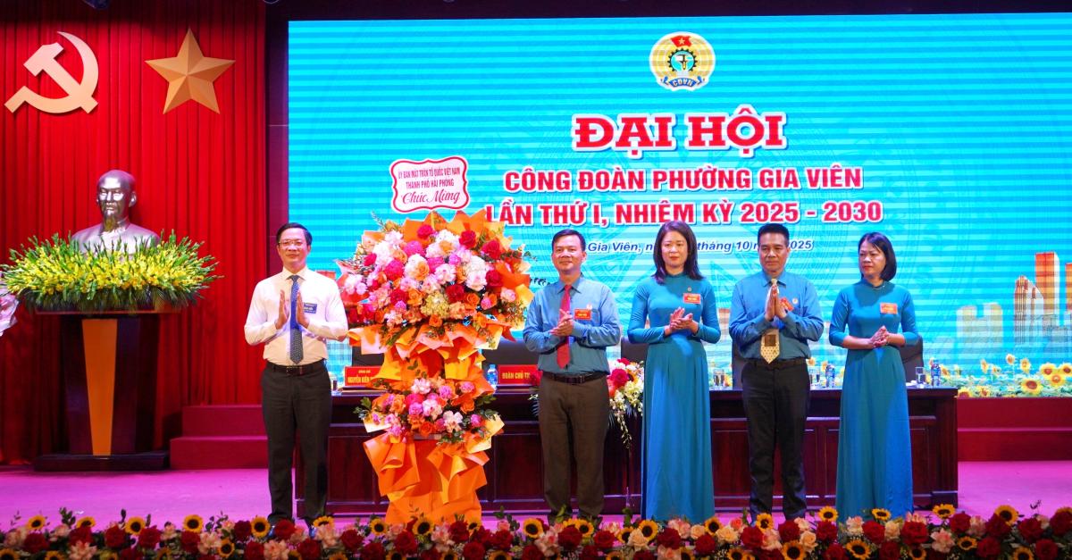 Ong Pham Van Lap - Pho Bi thu Thanh uy, Chu tich Ủy ban MTTQ Viet Nam thanh pho tang hoa chuc mung Dai hoi. Ảnh: Mai Dung