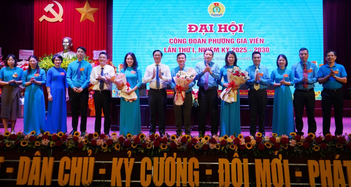 Ban Chap hanh Cong doan phuong Gia Vien khoa 1 ra mat Dai hoi. Ảnh: Mai Dung