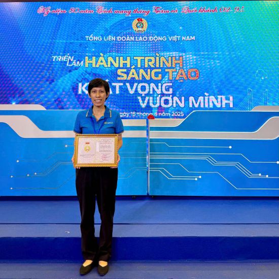Ms. Thai Bao Tram received the Creative Labor Certificate from the Vietnam General Confederation of Labor. Photo: Character provided